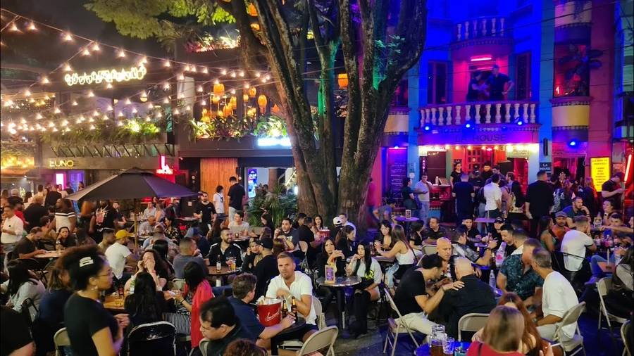 Vita notturna a Medellín con luci e gente